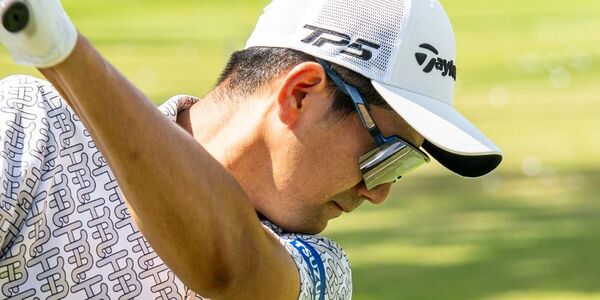 CONTRAIMを着用する石坂友宏プロ