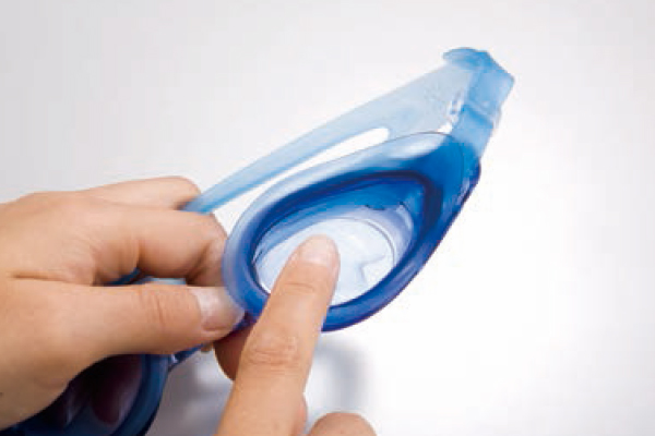 くもり止め液を均一に塗り、ムラなくすすぐ手順