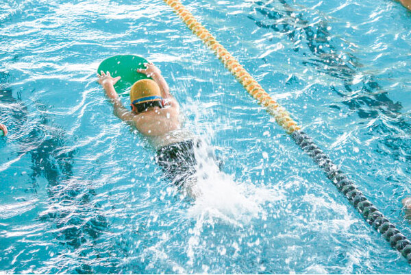 子ども用ゴーグルのフィッティング（締めすぎNG・成長に合わせて調整）