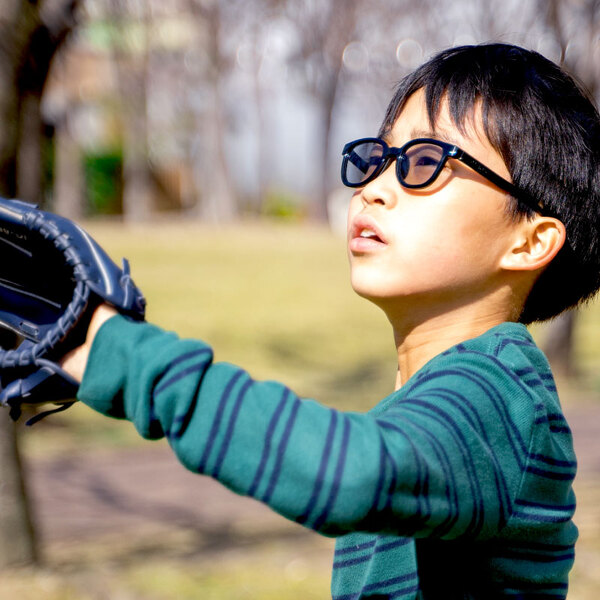 キッズサングラスsolasidoをつけて公園で野球をする男の子