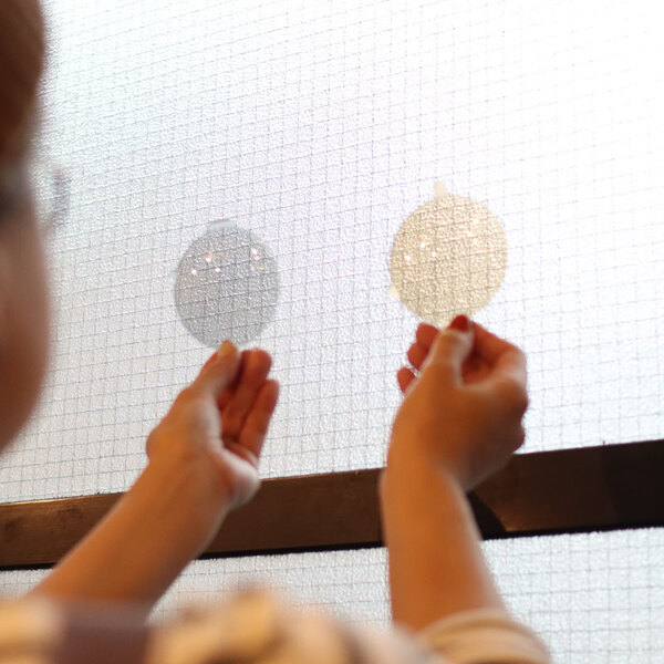 子供の目にやさしい、キッズサングラスsolasidoの明るいスモークレンズとブラウンレンズ