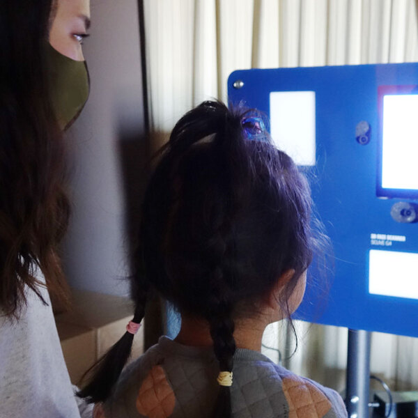 子供の顔にフィットするキッズサングラスを開発するために3Dスキャンを行っている