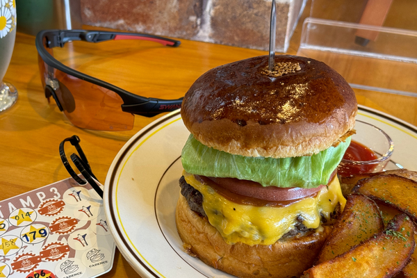 サングラスとハンバーガー