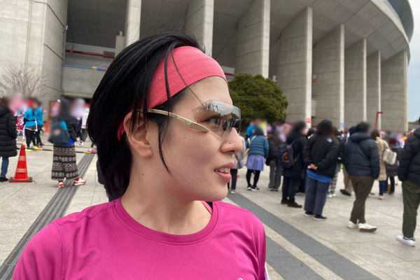 女性ランナー　サングラス