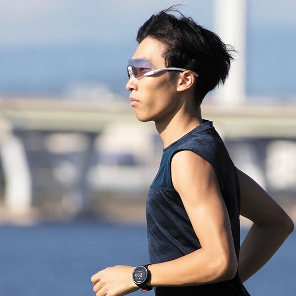 Athlete running fast wearing SWANS E-NOX NEURON20 performance sunglasses