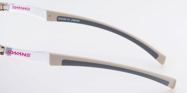 キャップやバイザーと併用可能なテンプル形状